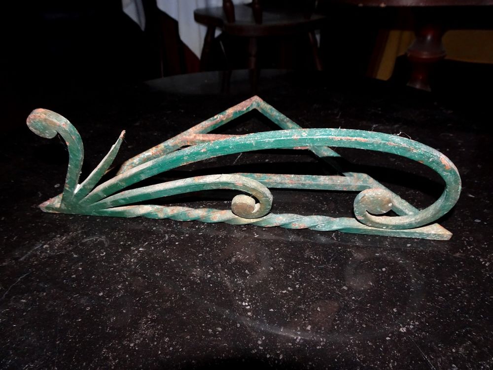 Etag�re murale d'angle fer forg� 25 Monflanquin (47)