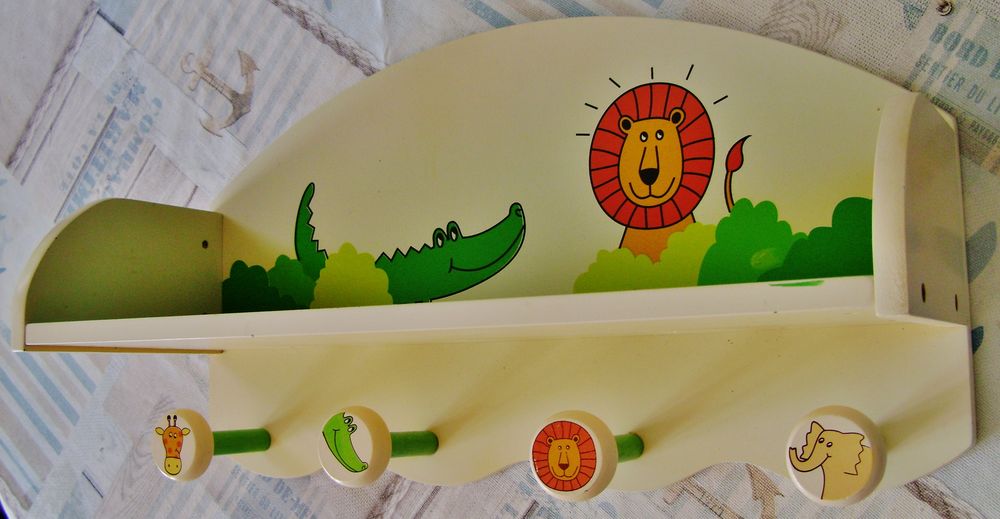 ETAGERE PORTE MANTEAU CHAMBRE ENFANT EN BOIS AVEC DECORATION 8 La Turballe (44)