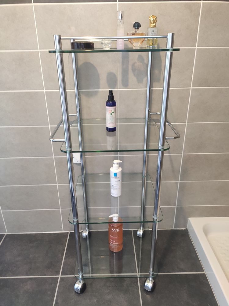Etag�re de salle de bain sur roulettes - 50 Saint-Chef (38)