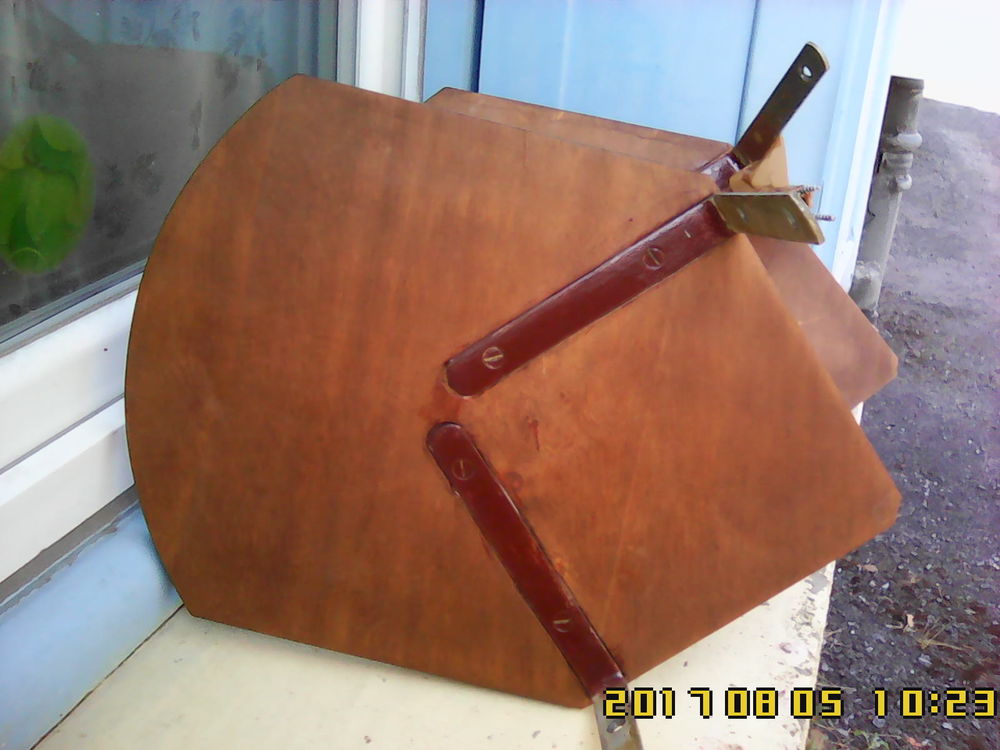 2 �tag�res d'angle, 28 x 39 cm de profondeur. 0 Noailhac (81)