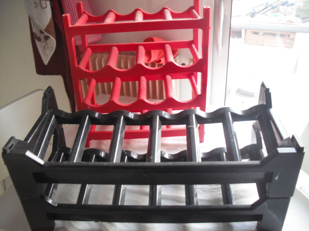 LOT de 2 �tag�res PVC � 16+12 bouteilles 2 Pessac (33)