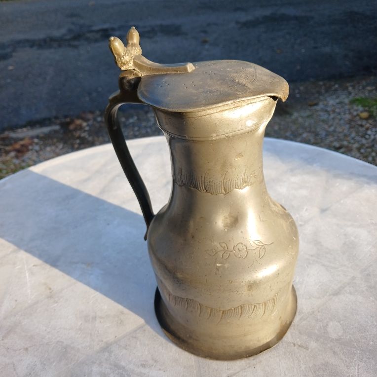 pot en �tain grav� 26 Vendeuvre-du-Poitou (86)