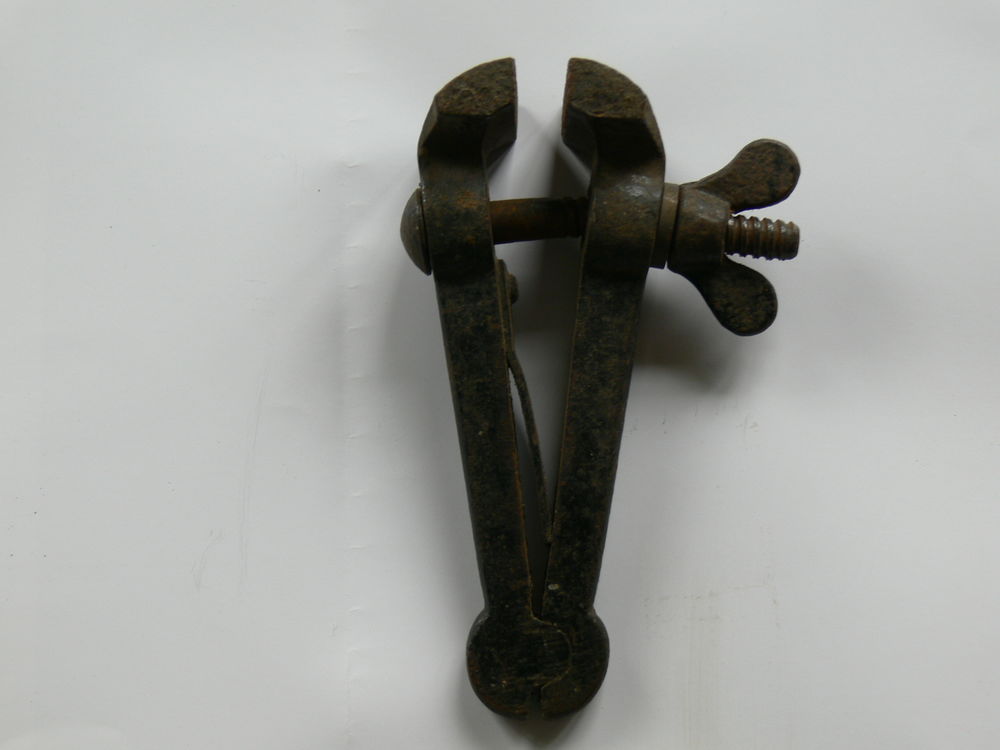 Etau � main ancien 11 Plougoumelen (56)