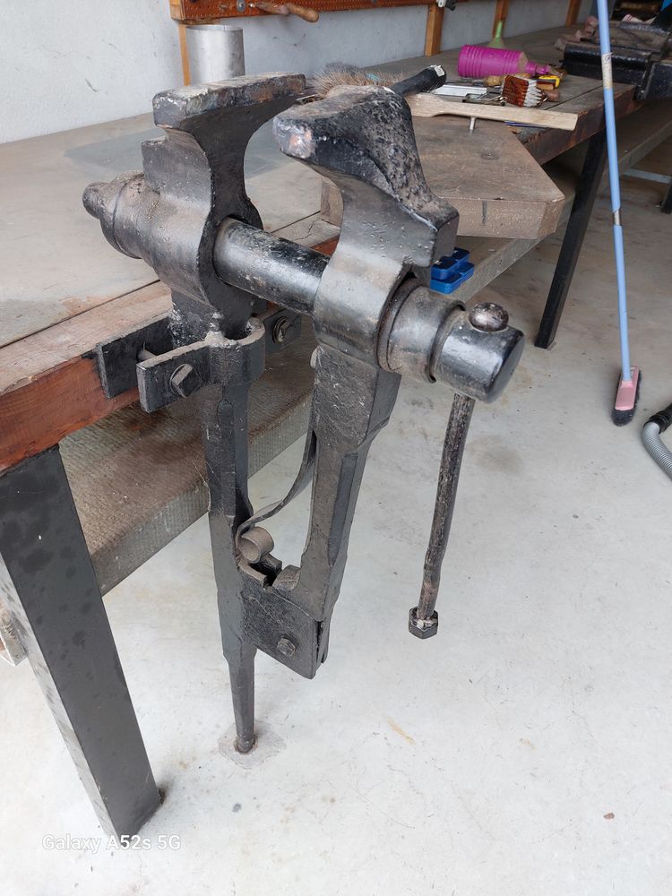 Etau � pied  m�choire 170 mm 40 Cosne-Cours-sur-Loire (58)