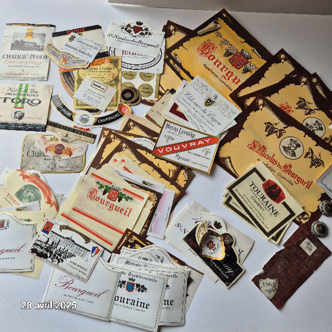 Lot d'�tiquettes de vin  du monde entier de 1961 � 1985, ave 25 Saumur (49)