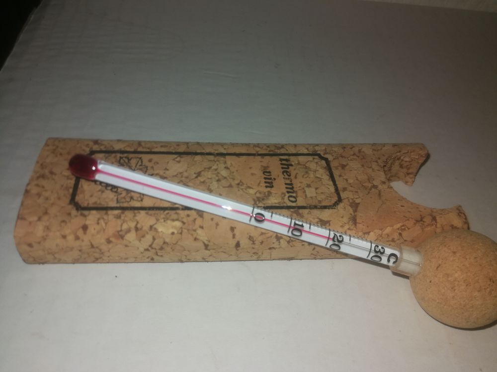 Etui en li�ge avec thermo vin 5 Le Creusot (71)