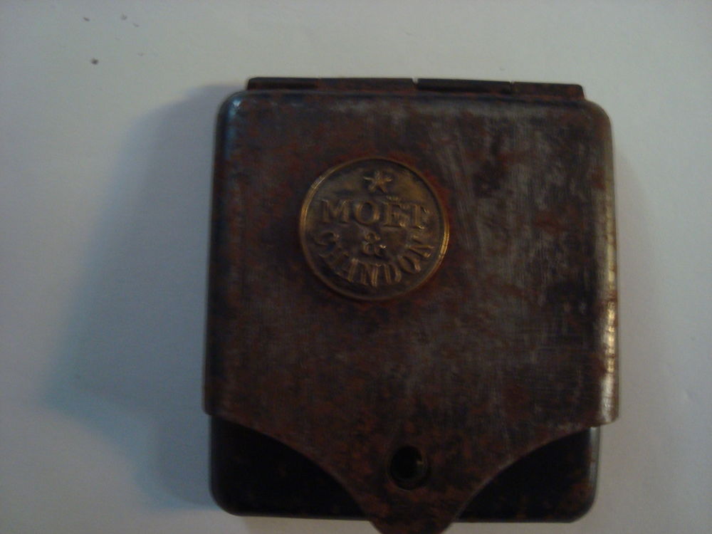 Etui en fer pour boite  allumettes 10 Villev�que (49)