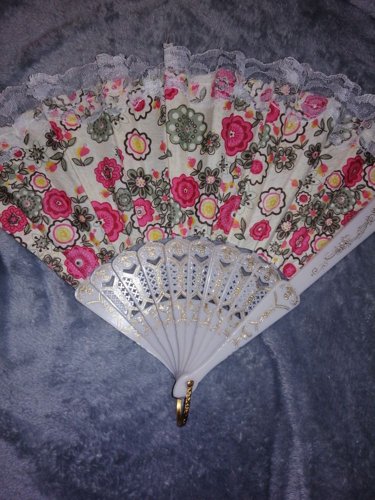 Eventail, femme. 19 Saint-Gratien (95)