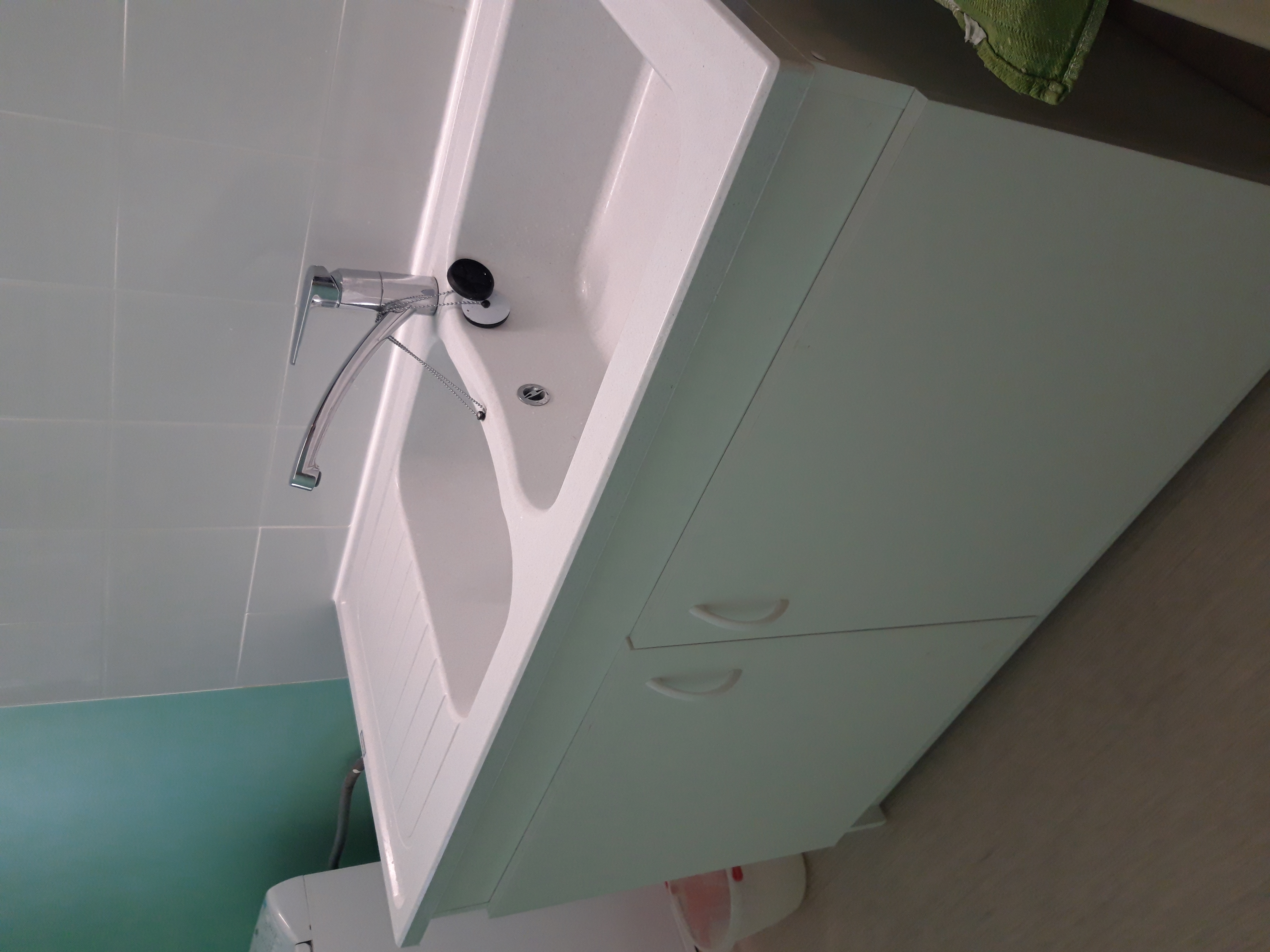 Evier sans le robinet avec son meuble. 100 �lancourt (78)