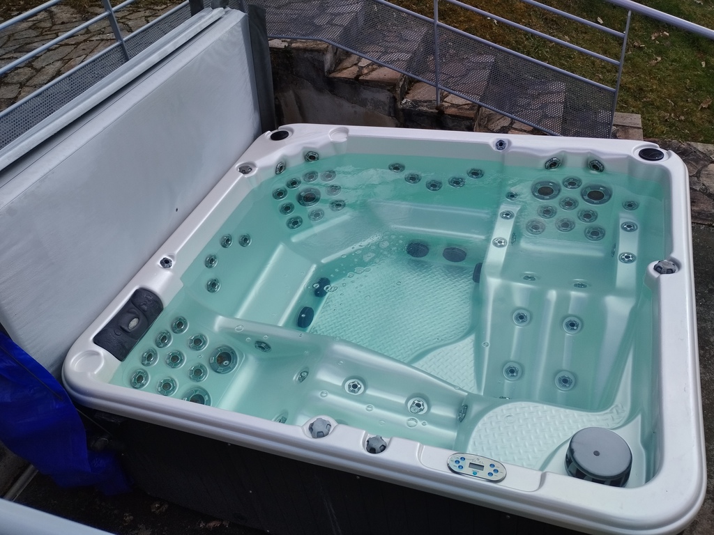 Spa Ext�rieur Multijets avec Couvercle 0 Saint-Martin-d'Uriage (38)