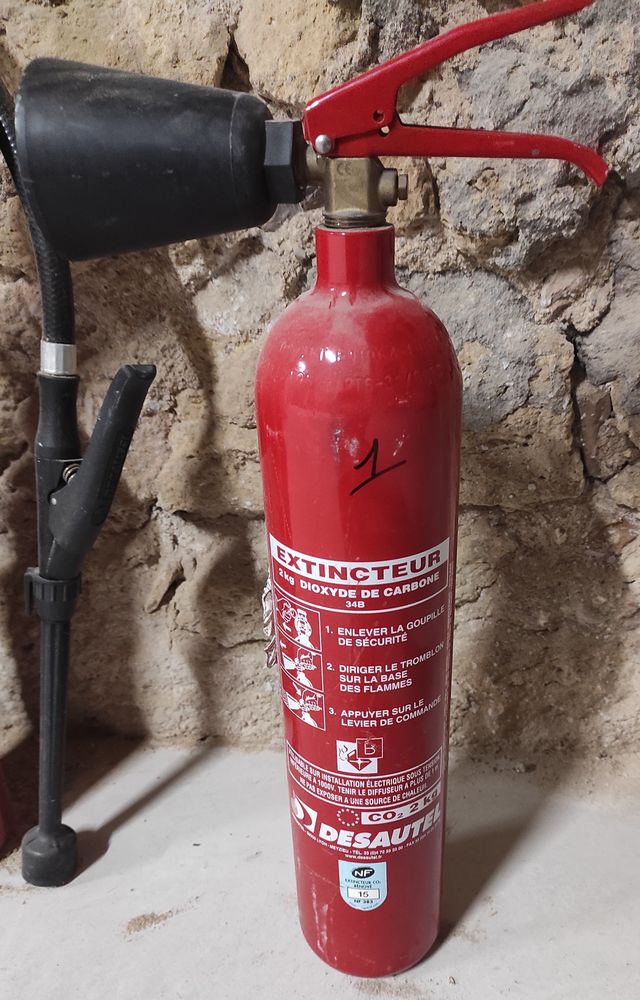 Extincteur CO2 2 kg 30 Poussan (34)