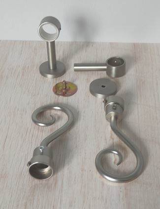 Extr�mit�s de tringle � rideaux (diam. 26 mm maxi) 8 Metz (57)