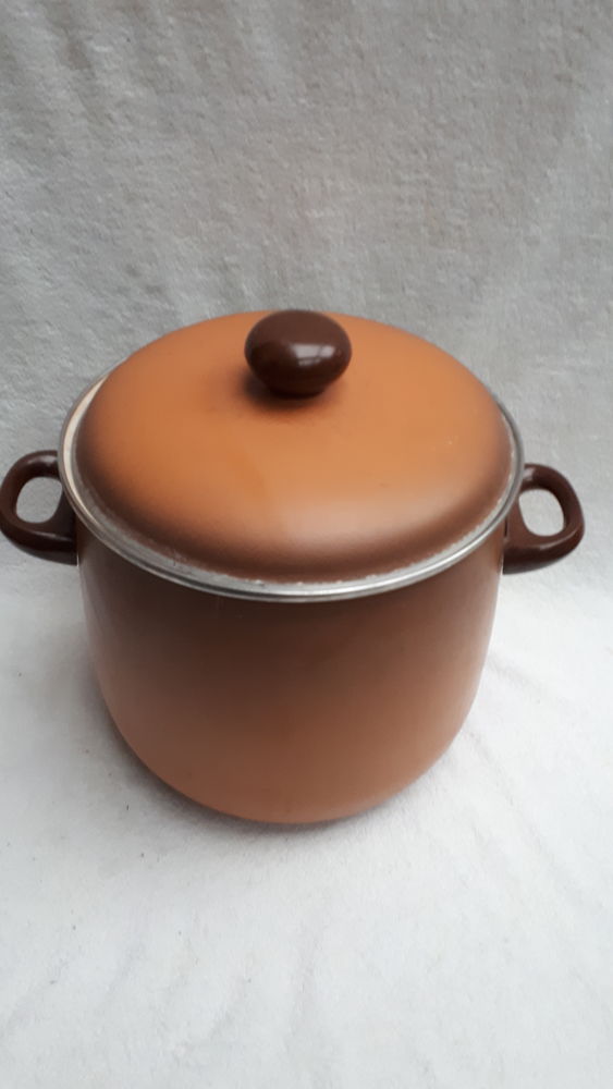 Faitout en acier �maill� 
8 Montigny-Lencoup (77)