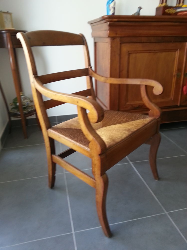 FAUTEUIL ANCIEN EN CHENE  ASSISE PAILLEE 40 Saint-Rapha�l (83)