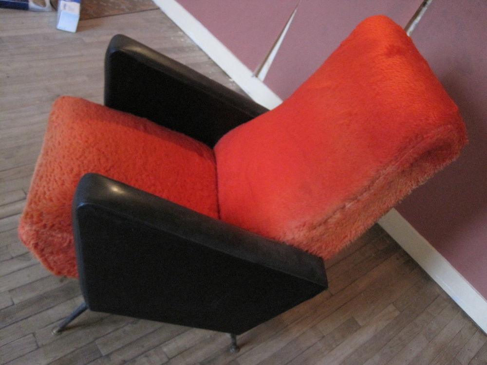Fauteuil ann�e 60 noir skai et rouge 135 Ach�res-la-For�t (77)