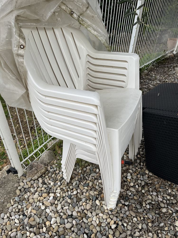 Fauteuil blanc  ext�rieur 10 Grospierres (07)