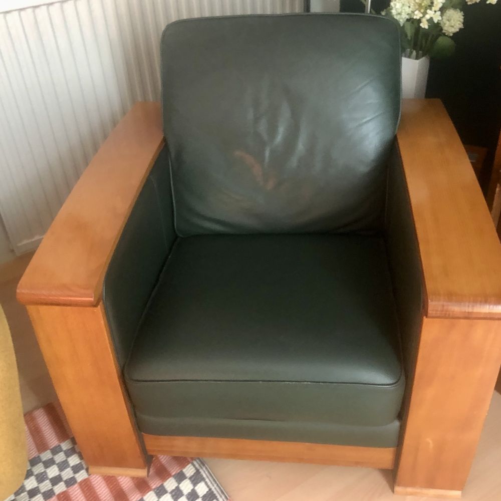 Fauteuil Bois merisier et cuir pleine fleur vert 140 Puteaux (92)