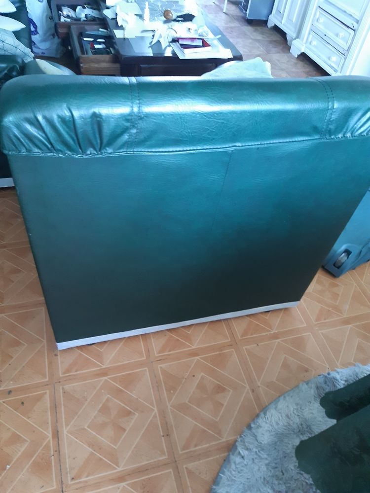 fauteuil en bultex vert foncé réf 90 100 Noisy-le-Grand (93)