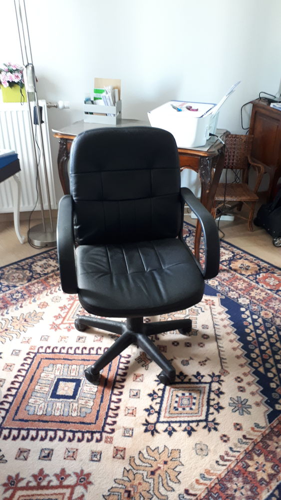 FAUTEUIL DE BUREAU A ROULETTES NOIR REGLABLE 
40 Reyrieux (01)