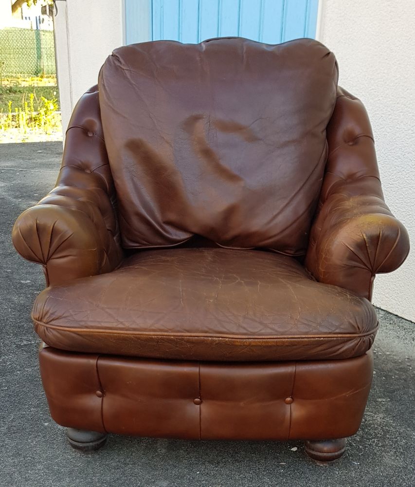 Fauteuil Chesterfield et pouf cuir vintage 290 Juran�on (64)