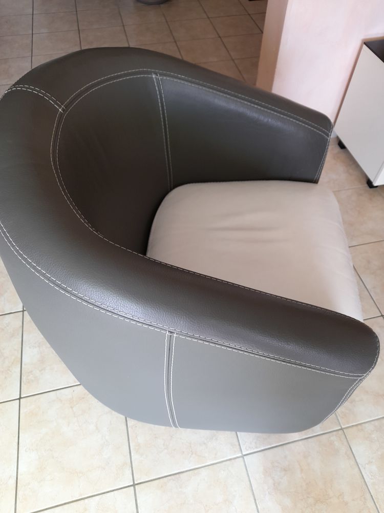 FAUTEUIL CLUB CUIR VACHETTE GRIS/BLANC 200 Cuers (83)