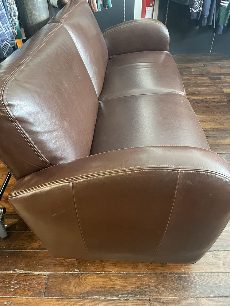 Fauteuil club 2 places et 2 fauteuils une place 
Bon �tat 700 Paris 1 (75)