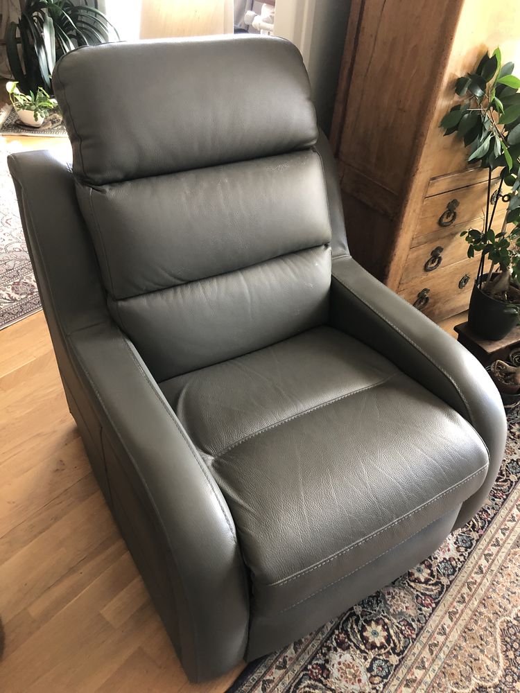 fauteuil en cuir gris tr&egrave; bon &eacute;tat ayant peu serv Meubles