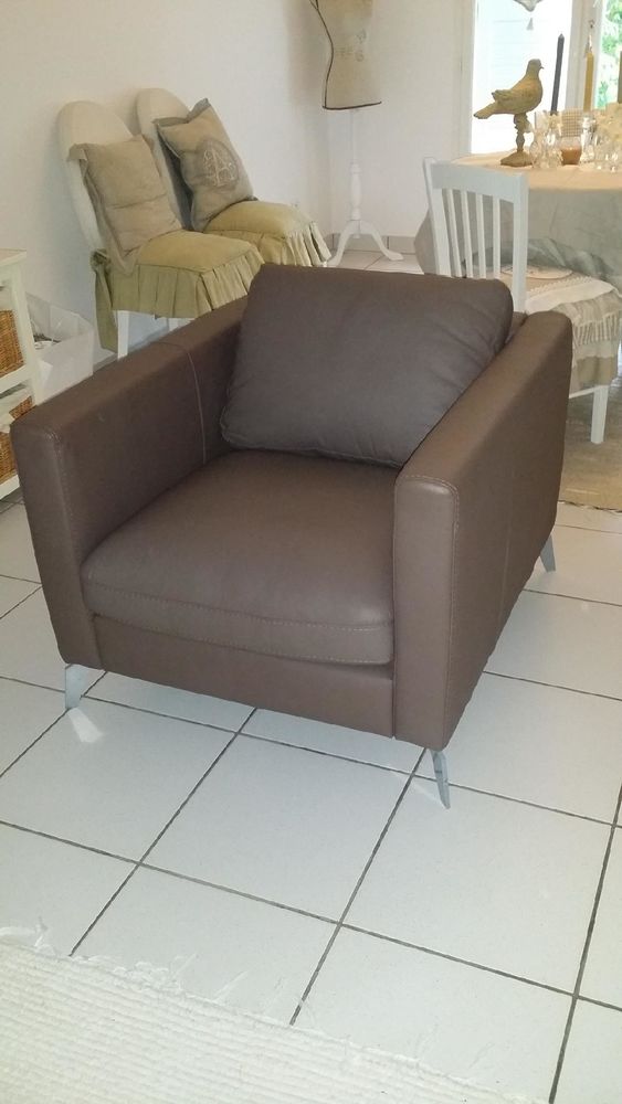 Fauteuil en cuir marron taupe design 260 Le Plessis-Tr�vise (94)