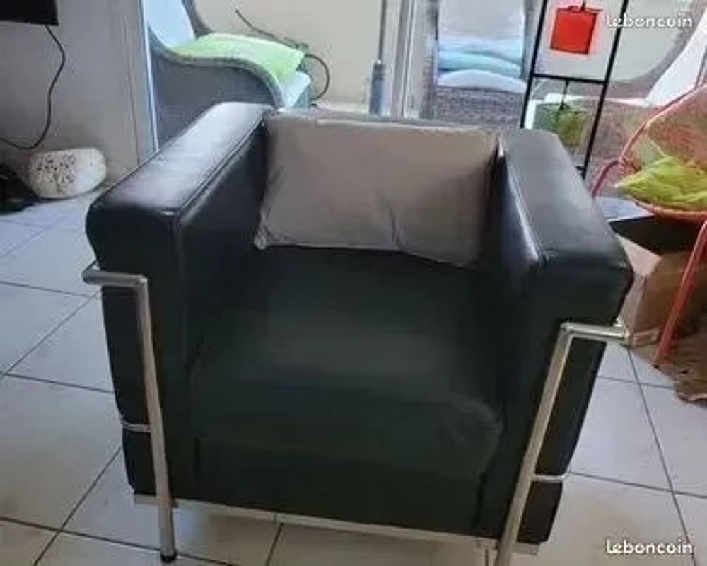 FAUTEUIL CUIR NEUF CAUSE ETRANGER 1000 Montpellier (34)