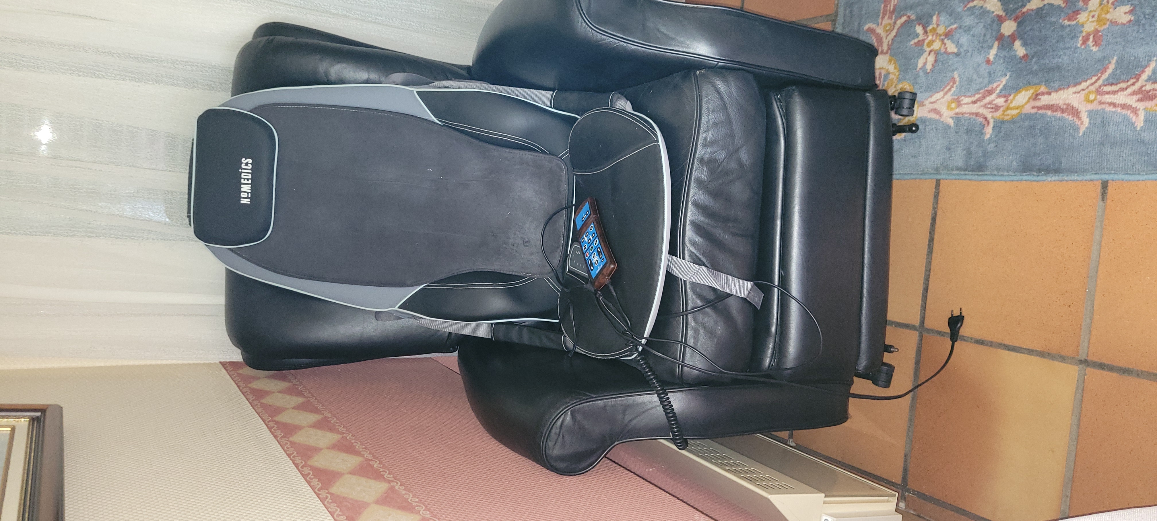 un fauteuil cuir noir de relaxation 
un siege ma 0 Rancennes (08)