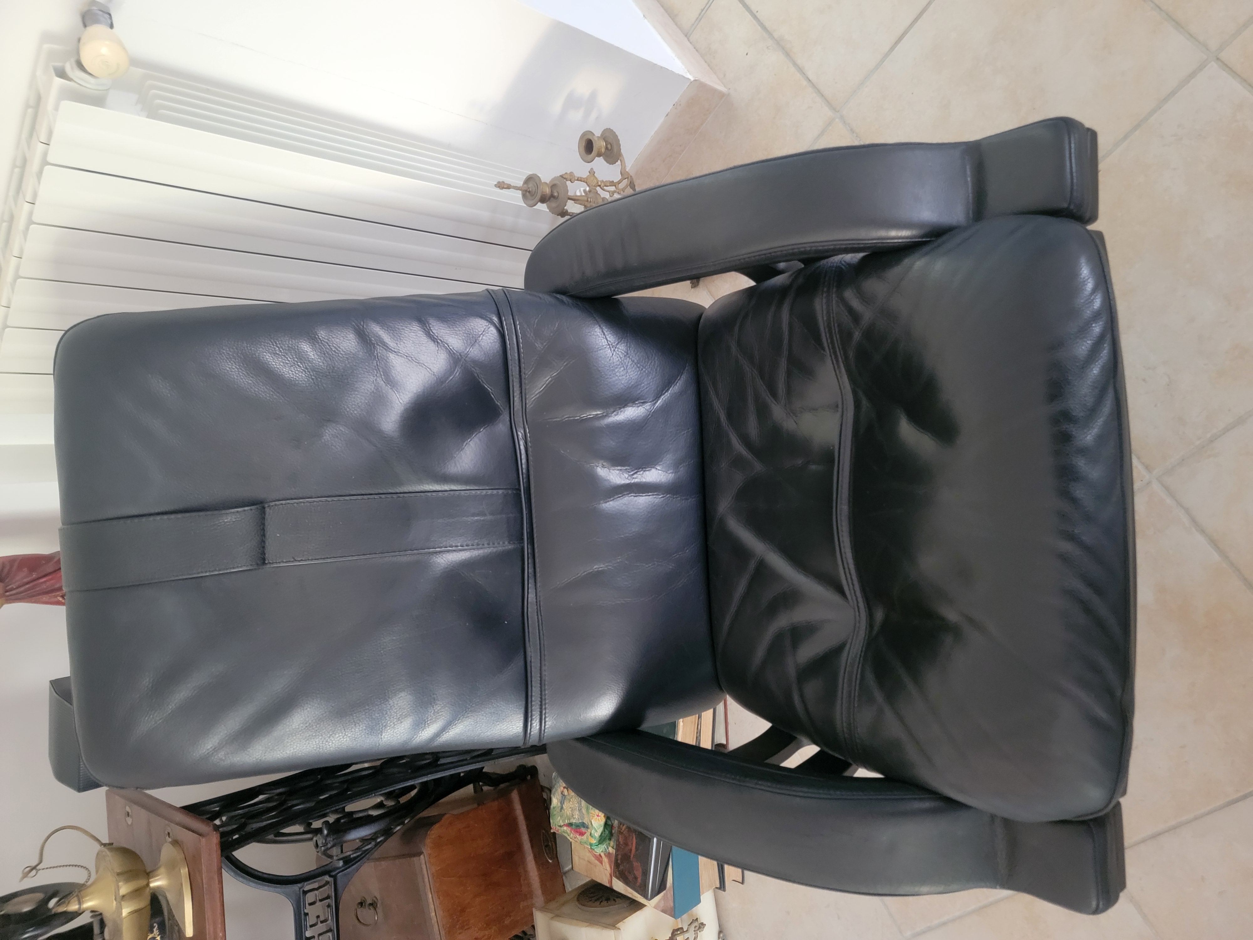 Fauteuil en cuir noir confortable .Roche bobois 200 Pujaudran (32)