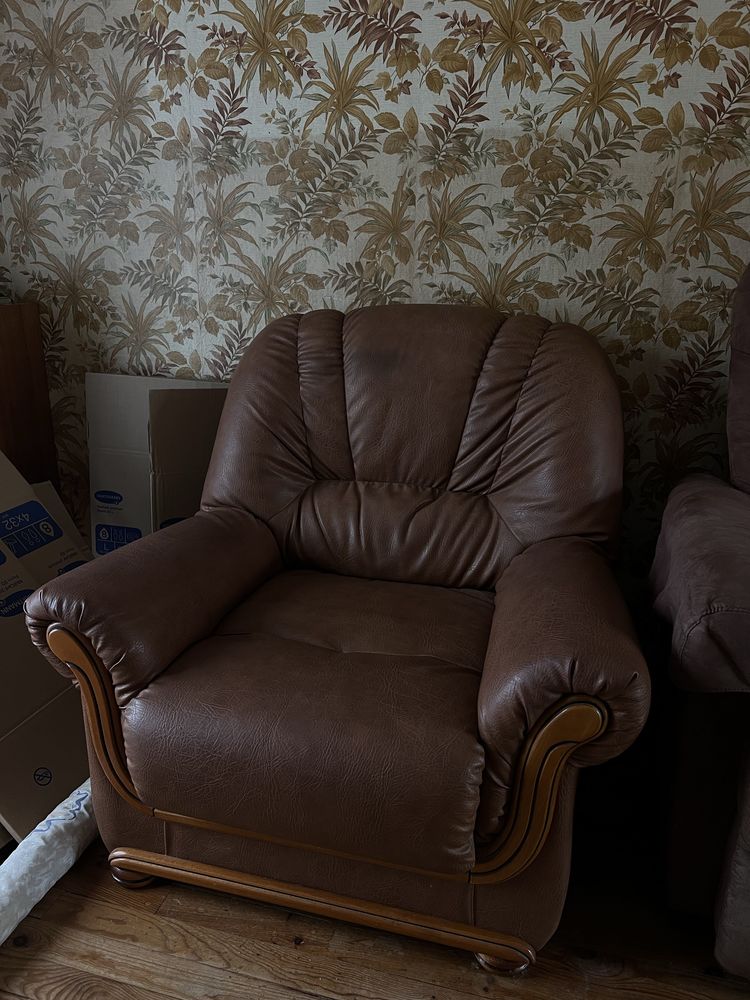 fauteuil en cuir 35 Saint-Aigulin (17)