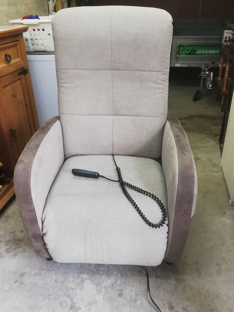 fauteuil �lectrique relax �tat neuf peu servi . 850 Les Ponts-de-C� (49)