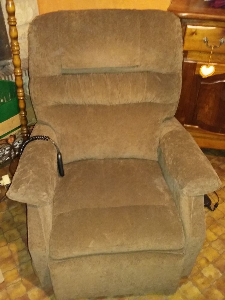 Fauteuil �lectrique releveur 270 Saint-Beno�t (86)