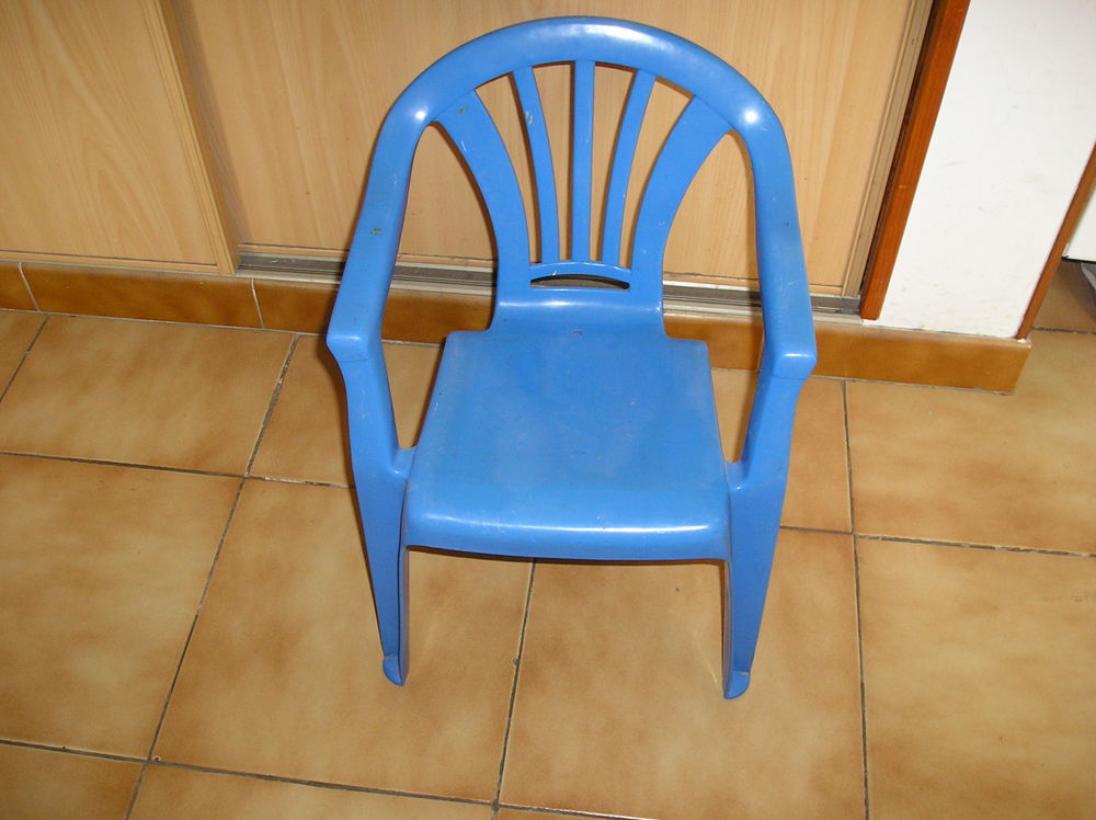 Fauteuil enfant de couleur bleue en plastique / PVC 5 Sept�mes-les-Vallons (13)