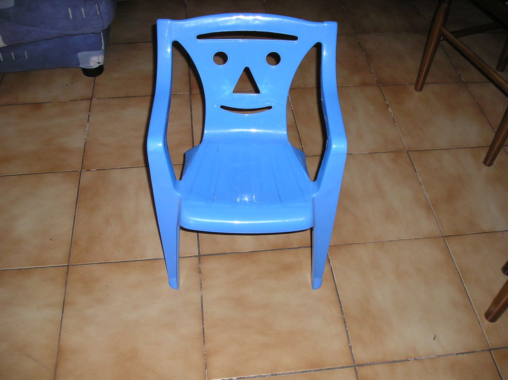 Fauteuil enfant de couleur bleue 
5 Sept�mes-les-Vallons (13)
