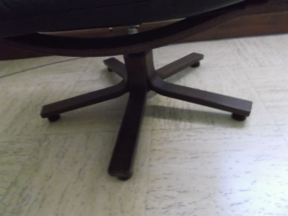 fauteuil genre relax en cuir noir pieds en bois 45 Cuverville (14)