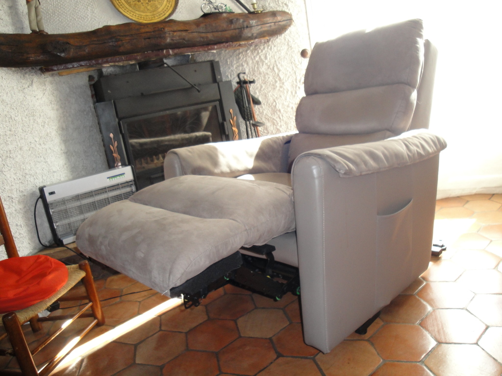 Fauteuil inclinable gris avec repose-pieds 550 Lagarrigue (81)