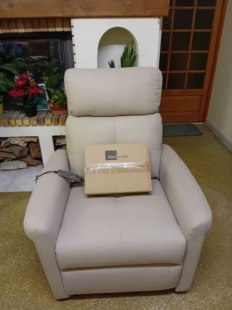 fauteuil m�dical releveur dos au mur pour SENIOR. 700 La Foye-Monjault (79)