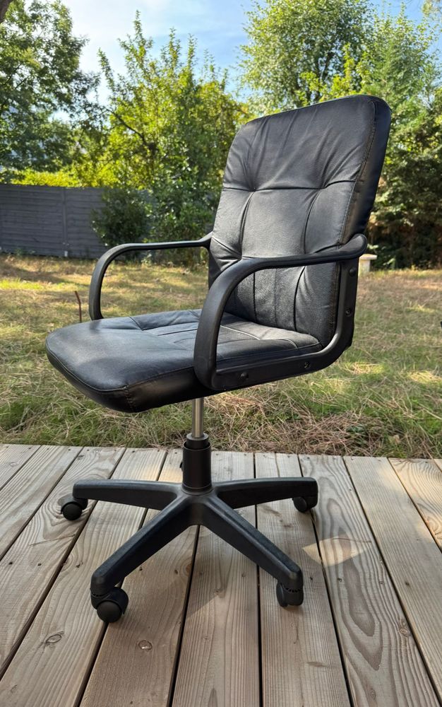 Fauteuil Noir de bureau Direction avec roulettes et pivotant 85 Nantes (44)