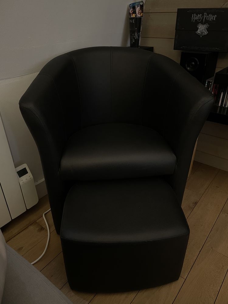 Fauteuil noir en cuir avec son repose pieds. 0 Salom� (59)