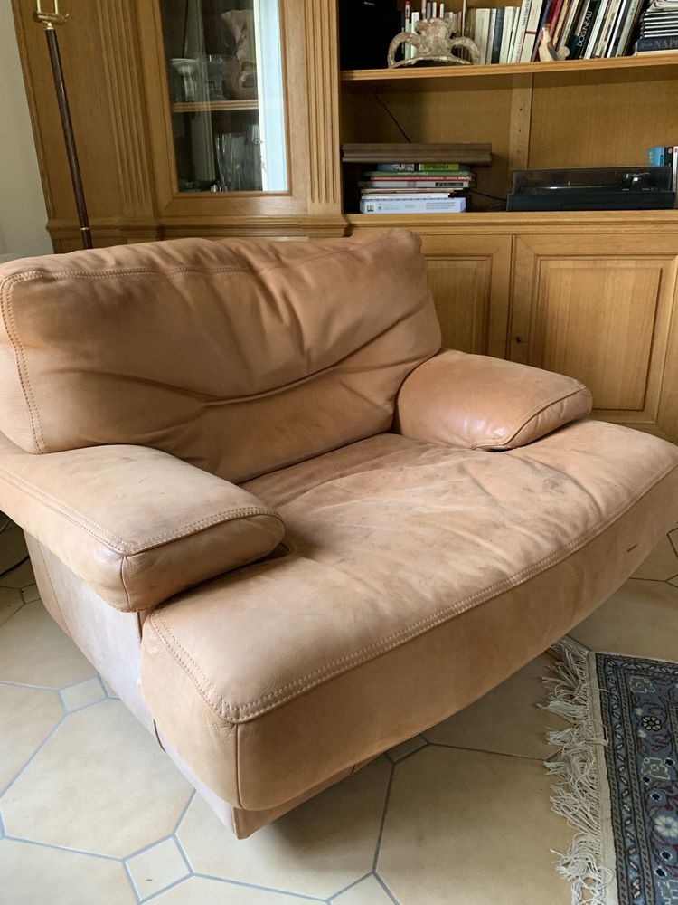 fauteuil nubuck 
L110 cm
P 96 cm
H 85 cm 90 Mareil-Marly (78)