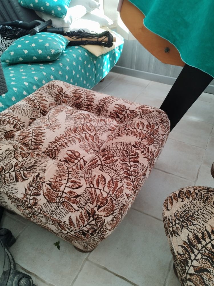 Fauteuil et Pouf assortis.
50 Nivillac (56)