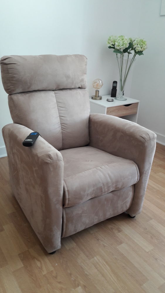 Fauteuil relax avec releveur tr�s grand confort.
450 Chameyrat (19)