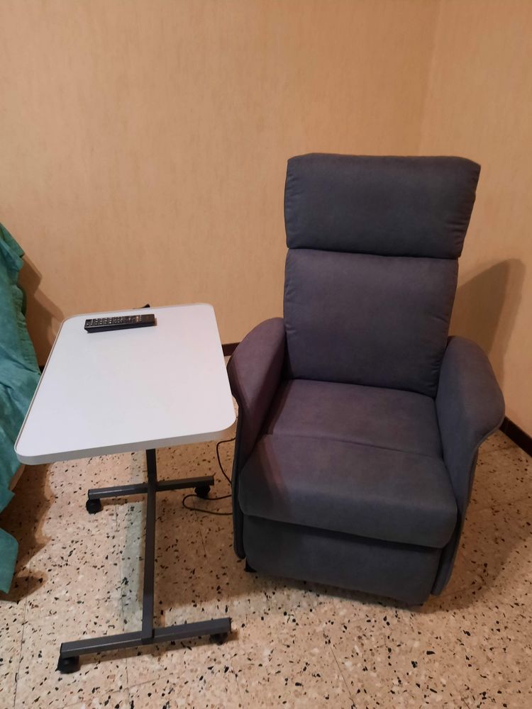 Fauteuil releveur et table de lit 0 Boll�ne (84)
