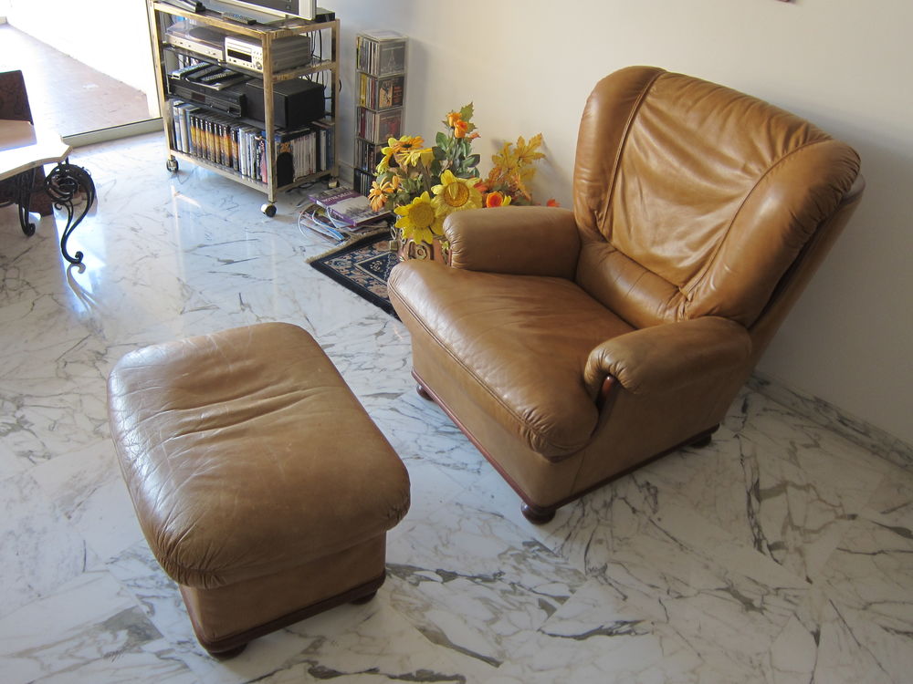 Fauteuil et repose pieds, cuir gold 150 Nice (06)