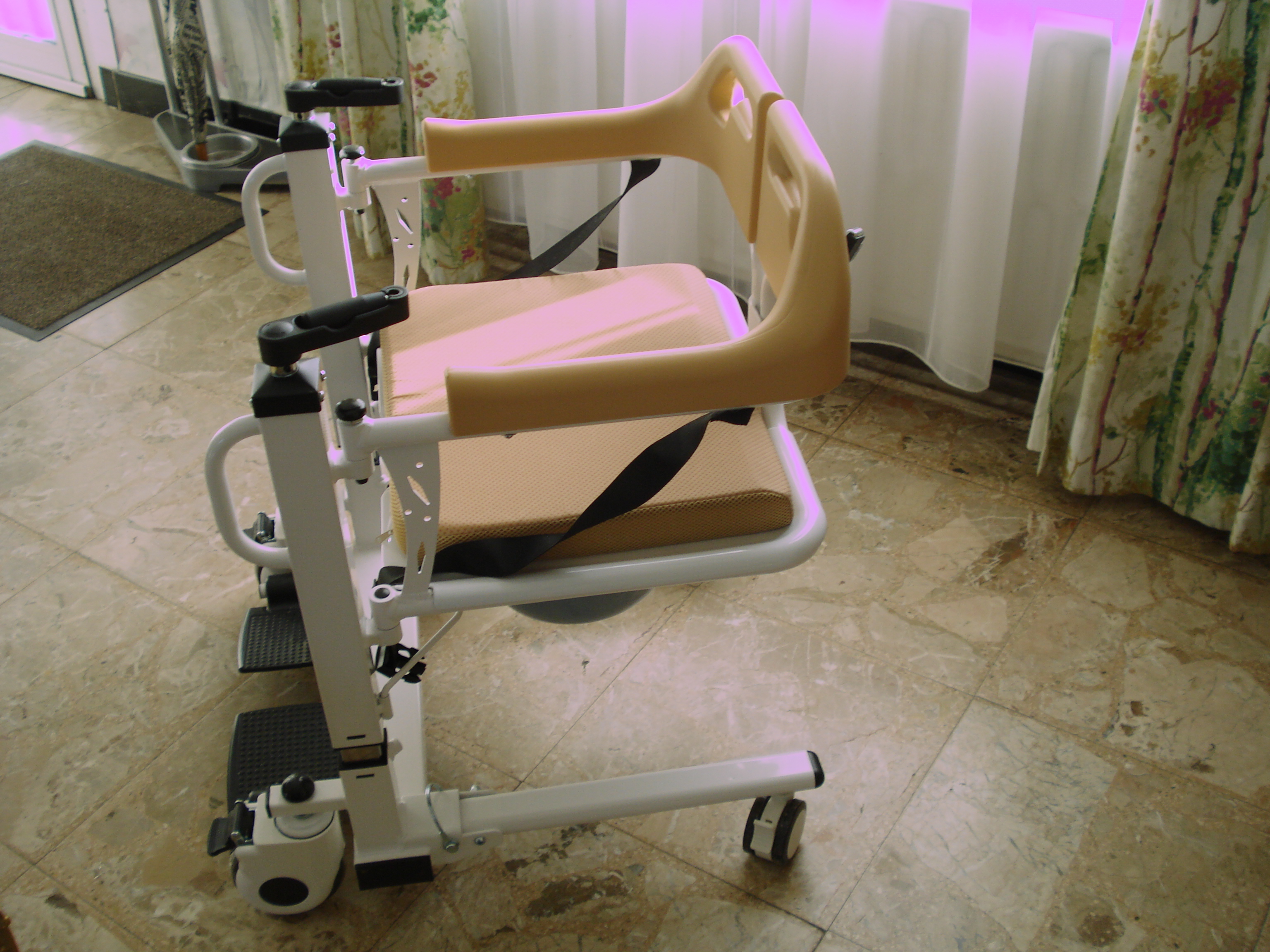 Fauteuil roulant chaise perc�e r�glable en hauteur ......... 350 Neuville-Saint-Vaast (62)