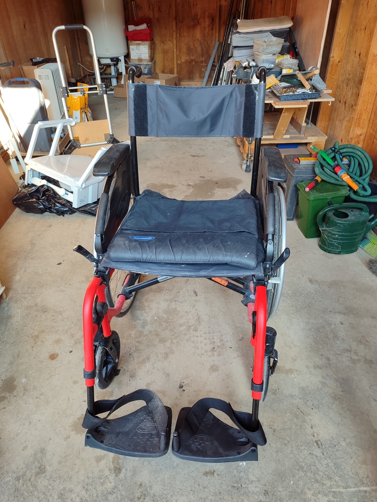 Fauteuil roulant manuel rouge et noir 100 Pontoise-l�s-Noyon (60)