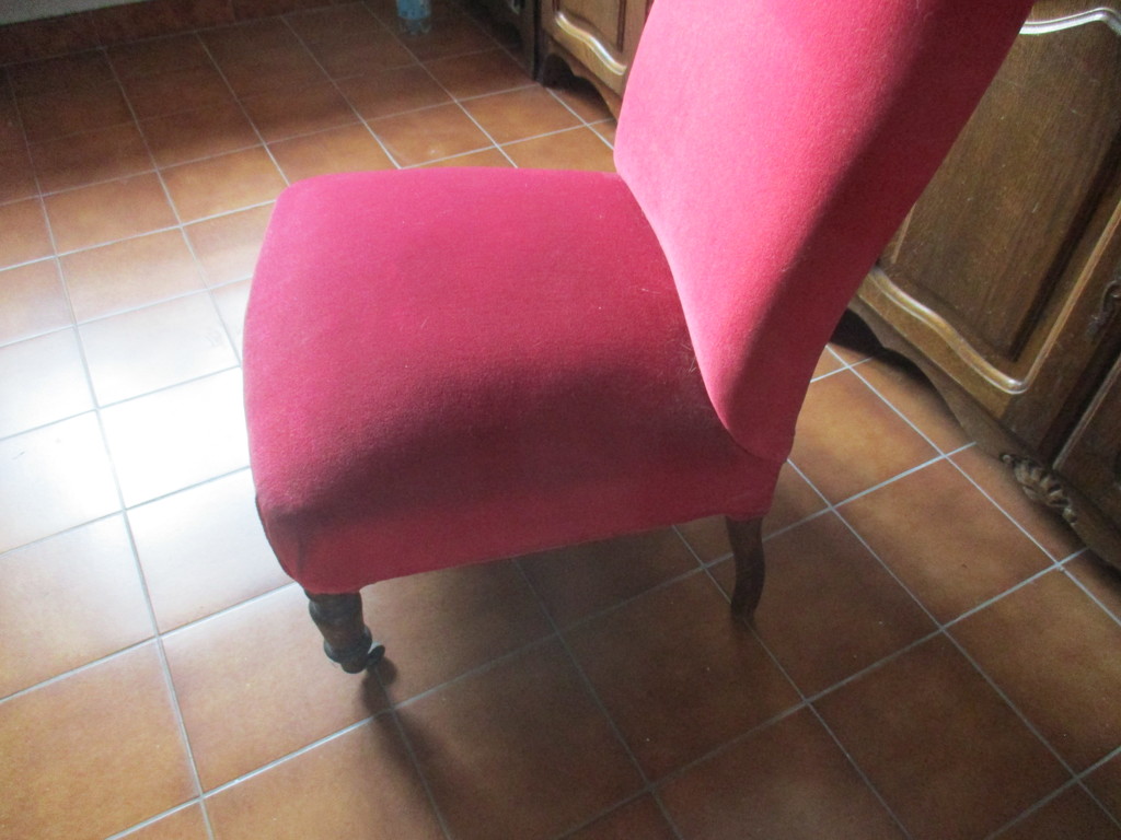 Fauteuil  style    crapaud   tissu rouge 50 Le Luc (83)