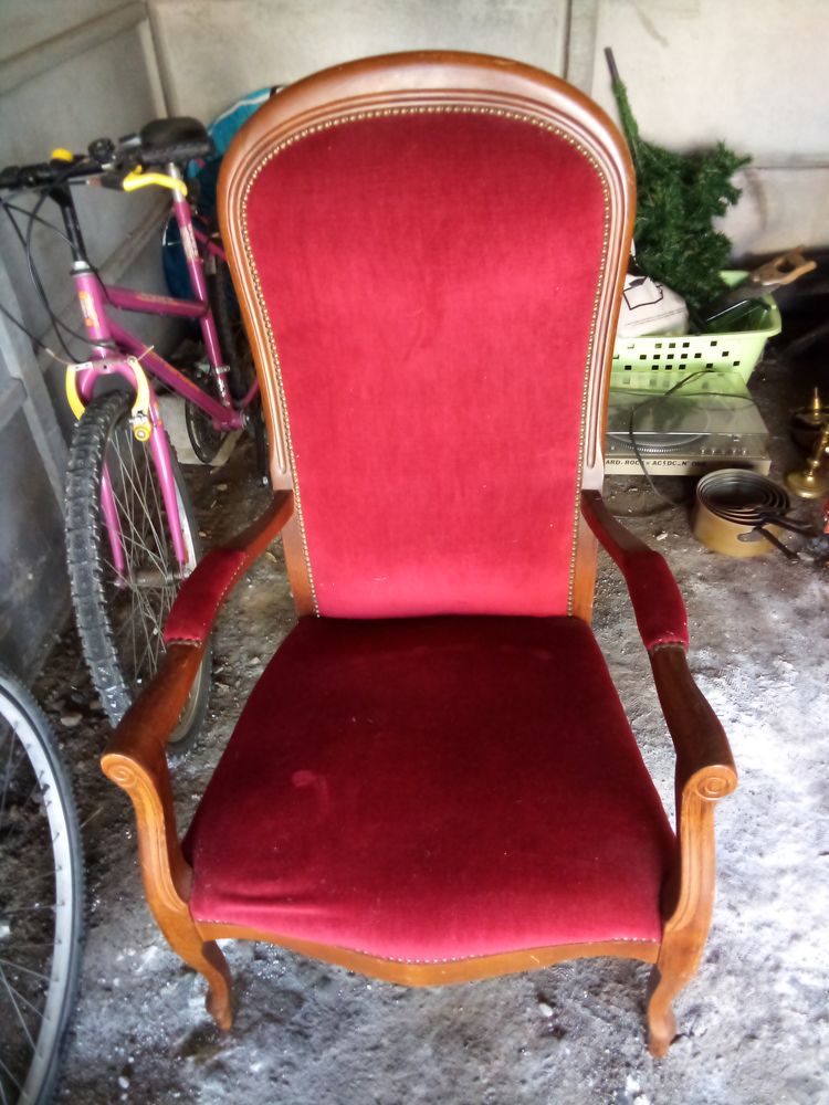 Fauteuil voltaire tissus velours rouge en �tre massif teint� 200 Ch�teau-Gontier (53)